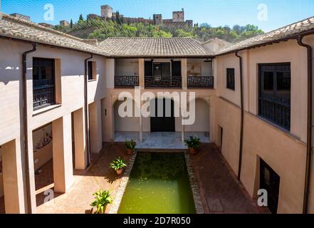 Patio, Casa de Zafra, vecchia casa moresca con cortile interno e pozzo, Granada, Andalusia, Spagna Foto Stock