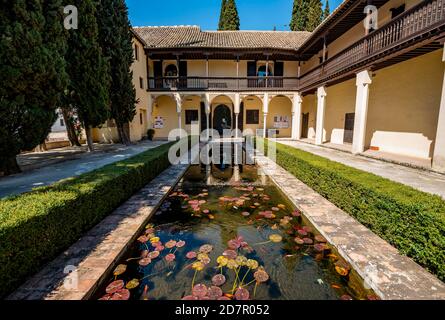 Patio con fontana, Casa del Chapiz, Escuela de Estudios Arabes, vecchia casa moresca, Granada, Andalusia, Spagna Foto Stock