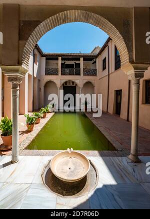 Patio, Casa de Zafra, vecchia casa moresca con cortile interno e pozzo, Granada, Andalusia, Spagna Foto Stock