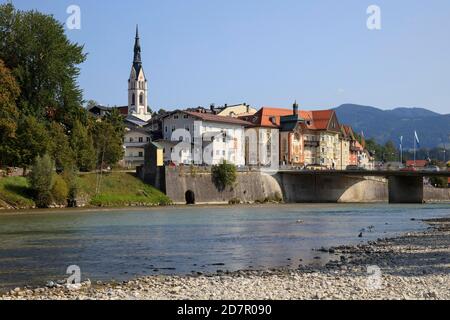 Città vecchia sull'Isar con la chiesa parrocchiale dell'Assunzione della Vergine Maria, Bad Toelz, alta Baviera, Baviera, Germania Foto Stock
