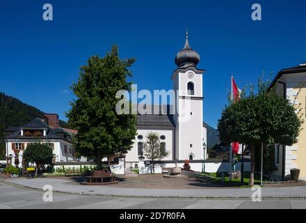 Mercato con chiesa parrocchiale Sankt Sigismondo, Strobl am Wolfgangsee, Salzkammergut, provincia di Salisburgo, Austria Foto Stock