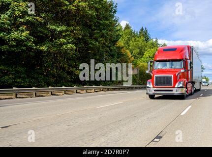 Cofano motore Long Hauler diesel semi Red Big RIG di grado industriale autocarro con cabina a tetto alto e semirimorchio frigorifero in funzione con carico commerciale sul Foto Stock