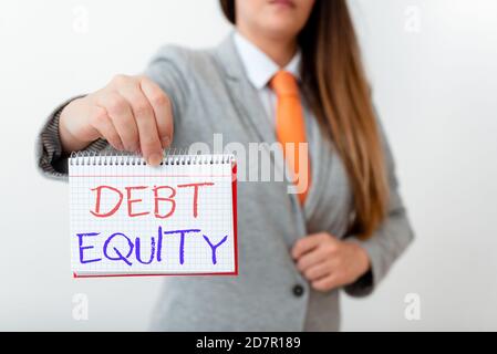 Scrittura a mano del testo che scrive l'equità di debito. Foto concettuale che divide le passività totali delle società per i suoi azionisti modello che mostra diversi colori vuoti Foto Stock