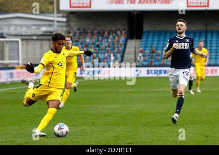 Londra, Regno Unito. 24 Ott 2020. Romal Palmer di Barnsley durante la partita del campionato Sky Bet giocata a porte chiuse a causa delle linee guida del Covid-19 tra Millwall e Barnsley al Den, Londra, Inghilterra il 24 ottobre 2020. Foto di Carlton Myrie. Credit: Prime Media Images/Alamy Live News Foto Stock