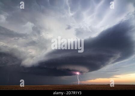 Temporale Supercell e nube a terra fulmine sciopero vicino Sublette, Kansas Foto Stock