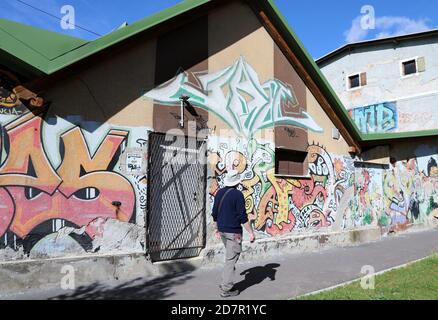 Graffiti presso l'ex panificio militare jugoslavo di Pekarna AT Maribor in Slovenia Foto Stock