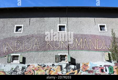 Graffiti presso l'ex panificio militare jugoslavo di Pekarna AT Maribor in Slovenia Foto Stock