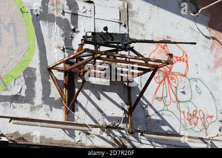 Graffiti presso l'ex panificio militare jugoslavo di Pekarna AT Maribor in Slovenia Foto Stock