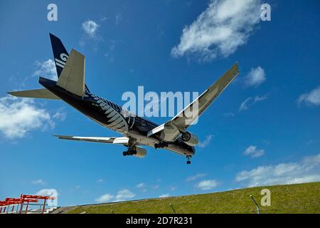 Aereo della Nuova Zelanda atterrando all'aeroporto internazionale di Rarotonga, Avarua, Rarotonga, Isole Cook, Sud Pacifico Foto Stock