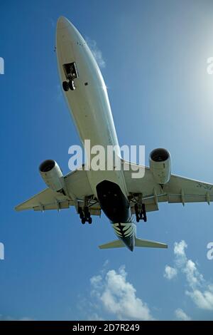 Aereo della Nuova Zelanda atterrando all'aeroporto internazionale di Rarotonga, Avarua, Rarotonga, Isole Cook, Sud Pacifico Foto Stock