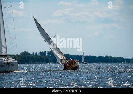 Zegrze, Polonia - 25 luglio 2020: Barche a vela sul lago. Una giornata di sole in acqua con vela. Attività ricreative, tempo libero attivo. Foto Stock