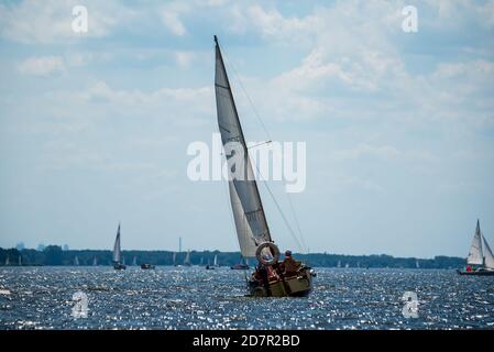 Zegrze, Polonia - 25 luglio 2020: Barche a vela sul lago. Una giornata di sole in acqua con vela. Attività ricreative, tempo libero attivo. Foto Stock