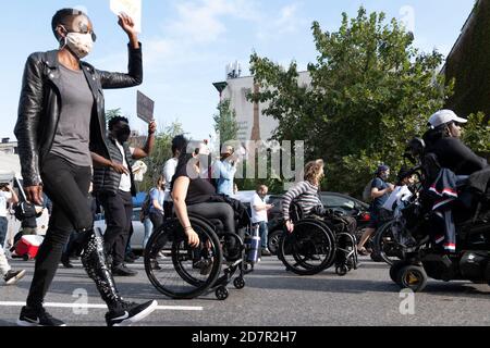 New York, New York, Stati Uniti. 24 Ott 2020. KIARA MARSHALL, 28 di Brooklyn, New York prepara gli stand di fronte allo Schomburg Center for Research in Black Culture mentre lei e altri si preparano a marciare in una protesta contro la questione Black Disabled Lives a New York, New York. La Marshall ha perso la gamba destra a causa di un incidente di guida ubriaco quando aveva dieci anni. I manifestanti marciarono lungo le strade di Harlem verso il parco Marcus Garvey e diedero discorsi sulla vita dei disabili. Credit: Brian Branch Price/ZUMA Wire/Alamy Live News Foto Stock