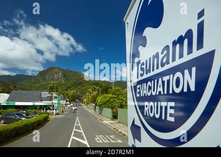 Cartello di avvertimento per lo tsunami, St Joseph's Rd, Avarua, Rarotonga, Cook Islands, Sud Pacifico Foto Stock