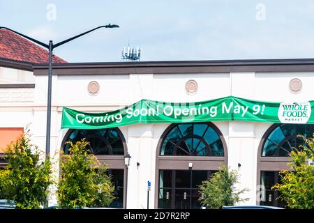 Gainesville, USA - 27 aprile 2018: Nuovo marchio Whole Foods Market Amazon sull'edificio esterno della città in Virginia con il testo del banner verde per la prossima uscita Foto Stock