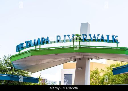 Tampa, USA - 27 aprile 2018: Città del centro in Florida e primo piano per il parco Riverwalk in un edificio moderno Foto Stock