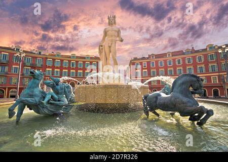 Città di NIZZA Place Massena Square e Fontana du Soleil visualizza, destinazione turistica della riviera francese, Alpes Maritimes dipartimento di Francia Foto Stock