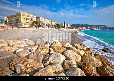 Città di Nizza Promenade des Anglais waterfront e vista sulla spiaggia, sulla riviera francese, Alpes Maritimes dipartimento di Francia Foto Stock