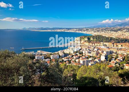 Città di Nizza vista panoramica lungomare, costa azzurra, dipartimento delle Alpi Marittime della Francia Foto Stock