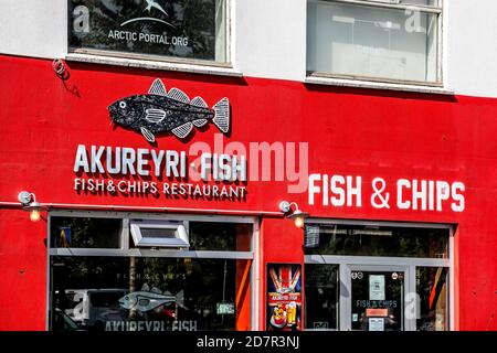 Akureyri, Islanda - 17 giugno 2018: Cittadina cittadina con pesce e patatine ristorante chip negozio di pesce ingresso rosso edificio colore Foto Stock