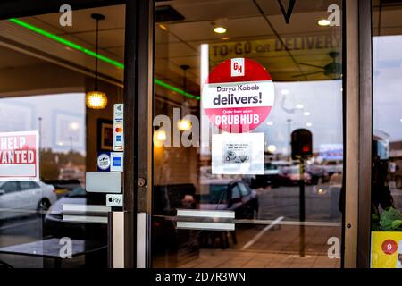 Sterling, USA - 9 settembre 2020: Segno per Darya Kabob business porta di ingresso sulla finestra con testo per la consegna di Grubhub takeout e l'aiuto voluto in Vir Foto Stock