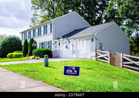 Sterling, USA - 15 settembre 2020: Manifesto del cartello del prato del cortile politico delle elezioni presidenziali per il testo di Joe Biden Harris 2020 nella periferia settentrionale della Virginia Foto Stock