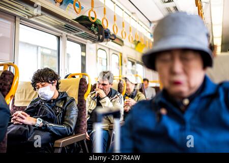 Nara, Giappone - 15 aprile 2019: Persone che dormono all'interno del treno che cavalcano i mezzi pubblici da Nara a Kyoto con la donna giapponese closeup candid Foto Stock