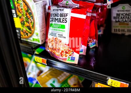 Sterling, USA - 28 settembre 2020: Scaffale di esposizione al dettaglio al supermercato Walmart negozio di alimentari con oltre carne manzo frugole e sausa prima colazione Foto Stock