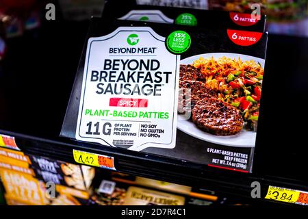 Sterling, USA - 28 settembre 2020: Closeup di salumi speziati oltre la carne colazione a base di polpettine a base di piante su scaffale congelatore al dettaglio a Walmart sup alimentari Foto Stock