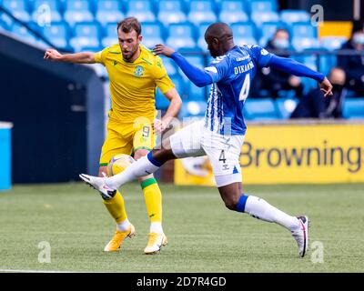 Clevid Dikamona di Kilmarnock blocchi modo di Christian Doidge Hibernian durante l'impianto Kilmarnock contro Hibernian al Rugby Park Stadio il sabato Foto Stock