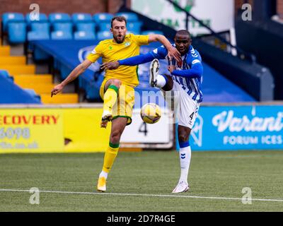 Clevid Dikamona di Kilmarnock fouls Christian Doidge di Hibernian e. gli hibs sono premiati con una penalità durante il Kilmarnock contro Hibernian Attrezzatura a Rugby Pa Foto Stock