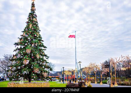 Varsavia, Polonia - 18 dicembre 2019: Persone fuori dal centro commerciale Westfield Arkadia con decorazioni natalizie e albero di Capodanno dalla bandiera polacca Foto Stock