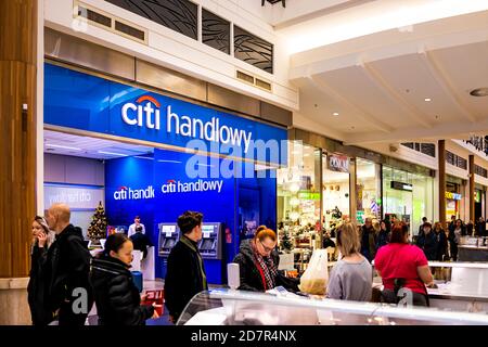 Varsavia, Polonia - 18 dicembre 2019: Persone in Westfield Arkadia più grande centro commerciale complesso con segno per la banca commerciale Citi Handlowy Foto Stock