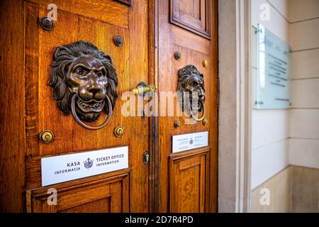 Varsavia, Polonia - 20 dicembre 2019: Warszawa Lazienki Royal Baths Park con manopole ad anello con teste di leone sulla porta di legno all'ingresso della biglietteria Foto Stock