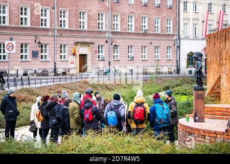 Varsavia, Polonia - 25 dicembre 2019: Monumento o scultura statua di piccolo assicuratore, un eroe bambino lotta a Warszawa rivolta del 1944 con gr Foto Stock