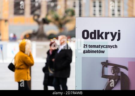 Varsavia, Polonia - 25 dicembre 2019: Il Museo di Varsavia firma in polacco chiedendo di scoprire 21 uffici tematici per la storia moderna della città a Warszawa vecchia Foto Stock