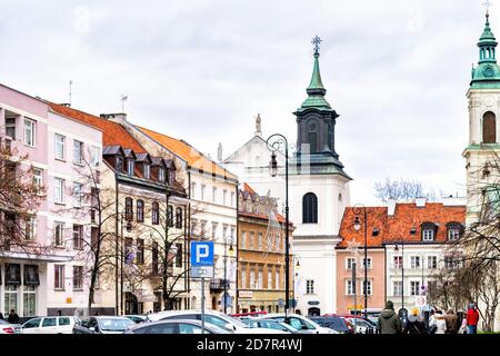 Varsavia, Polonia - 25 dicembre 2019: Via Dluga nel centro storico di Warszawa dalla piazza del mercato con edifici colorati multicolore, persone di San Giacinto Foto Stock