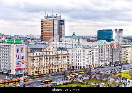 Varsavia, Polonia - 22 gennaio 2020: Vista aerea ad alto angolo dello skyline cittadino di Warszawa vicino alla stazione ferroviaria di centralna e indicazioni sugli edifici Foto Stock