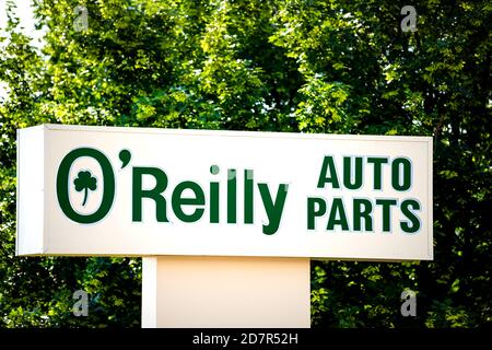 Charlottesville, Stati Uniti d'America - 9 giugno 2020: Città del centro con closeup segno in Virginia per o'Reilly auto parti società di affari con testo Foto Stock