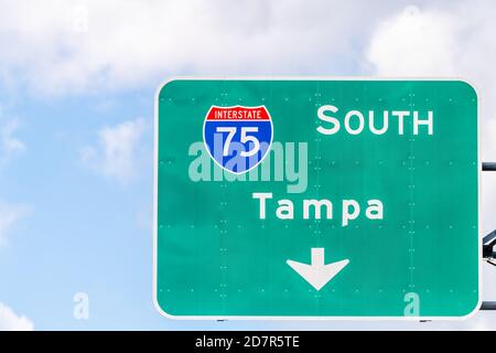 Tampa, USA strada statale interstate autostrada segno verde per la i75 sud a Tampa Florida con testo isolato primo piano e cielo Foto Stock