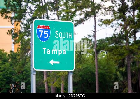 Tampa, USA strada strada statale interstate autostrada verde freccia per la i75 sud a Tampa Florida con testo primo piano Foto Stock