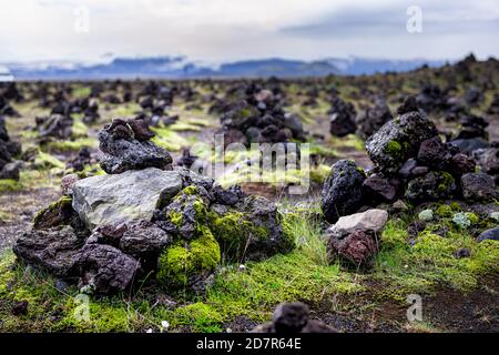 Laufscalavarda, montagne del paesaggio islandese e cairns pietra con vista verde muschio basso angolo Foto Stock