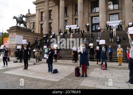 Berlino, Germania. 24 Ott 2020. Cultura collega allee, dimostrazione coro a Berlino. (Foto di Beata Siewicz/Pacific Press) Credit: Pacific Press Media Production Corp./Alamy Live News Foto Stock