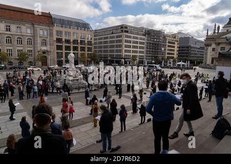 Berlino, Germania. 24 Ott 2020. Cultura collega allee, dimostrazione coro a Berlino. (Foto di Beata Siewicz/Pacific Press) Credit: Pacific Press Media Production Corp./Alamy Live News Foto Stock