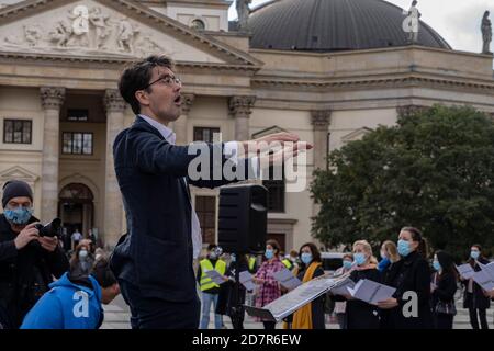 Berlino, Germania. 24 Ott 2020. Cultura collega allee, dimostrazione coro a Berlino. (Foto di Beata Siewicz/Pacific Press) Credit: Pacific Press Media Production Corp./Alamy Live News Foto Stock