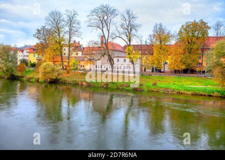 Natura del Danubio nel tardo autunno . Regensburg, città bavarese nella stagione autunnale Foto Stock