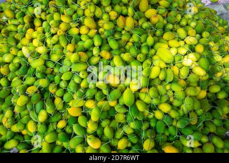 Verdure di zucca fresche e verdi, pronte per la vendita sul mercato. Foto Stock