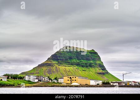 Grundarfjordur, Islanda vista skyline città villaggio di pescatori con fiordo montagne sulla penisola di Snaefellsnes Foto Stock