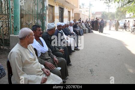 Giza, Egitto. 24 Ott 2020. La gente aspetta di votare vicino a un seggio a Giza, Egitto, il 24 ottobre 2020. La prima fase di due giorni delle elezioni parlamentari egiziane è iniziata sabato in 14 province, tra cui Giza, Alessandria, Mar Rosso, Luxor e Assuan, in mezzo a misure di sicurezza strette e precauzioni contro la pandemia COVID-19. Credit: Sr/Xinhua/Alamy Live News Foto Stock