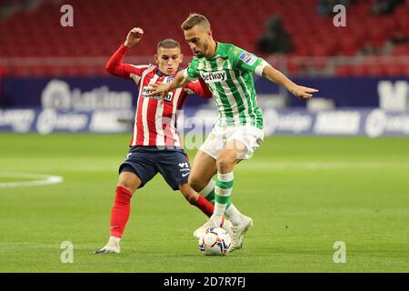 Madrid, Spagna. 24 Ott 2020. Lucas Torreira (L) di Atletico de Madrid vies con Sergio Canales di Real Betis durante una partita di calcio in lega spagnola tra Atletico de Madrid e Real Betis a Madrid, Spagna, il 24 ottobre 2020. Credit: Edward F. Peters/Xinhua/Alamy Live News Foto Stock